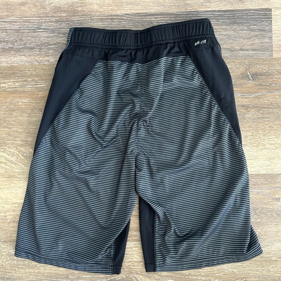 Boys Nike Dri Fit athletic shorts in size L black and grey - Picture 7 of 10